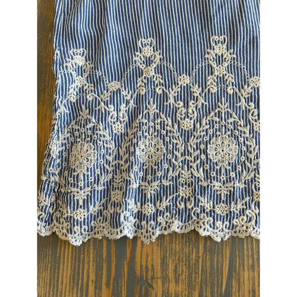 W5 Short Sleeve Pinstripe Blue White Embroidered Blouse M - Picture 3 of 7